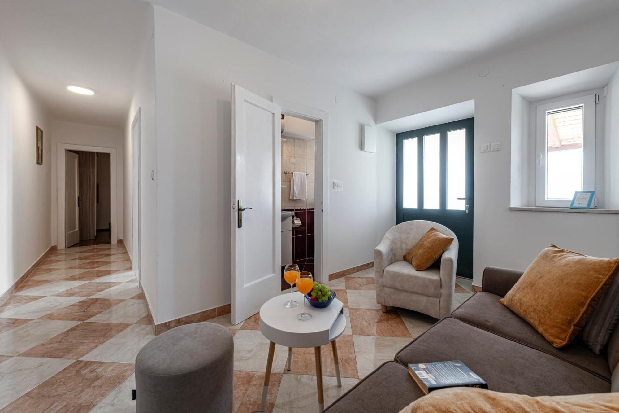 Viki Apartment *