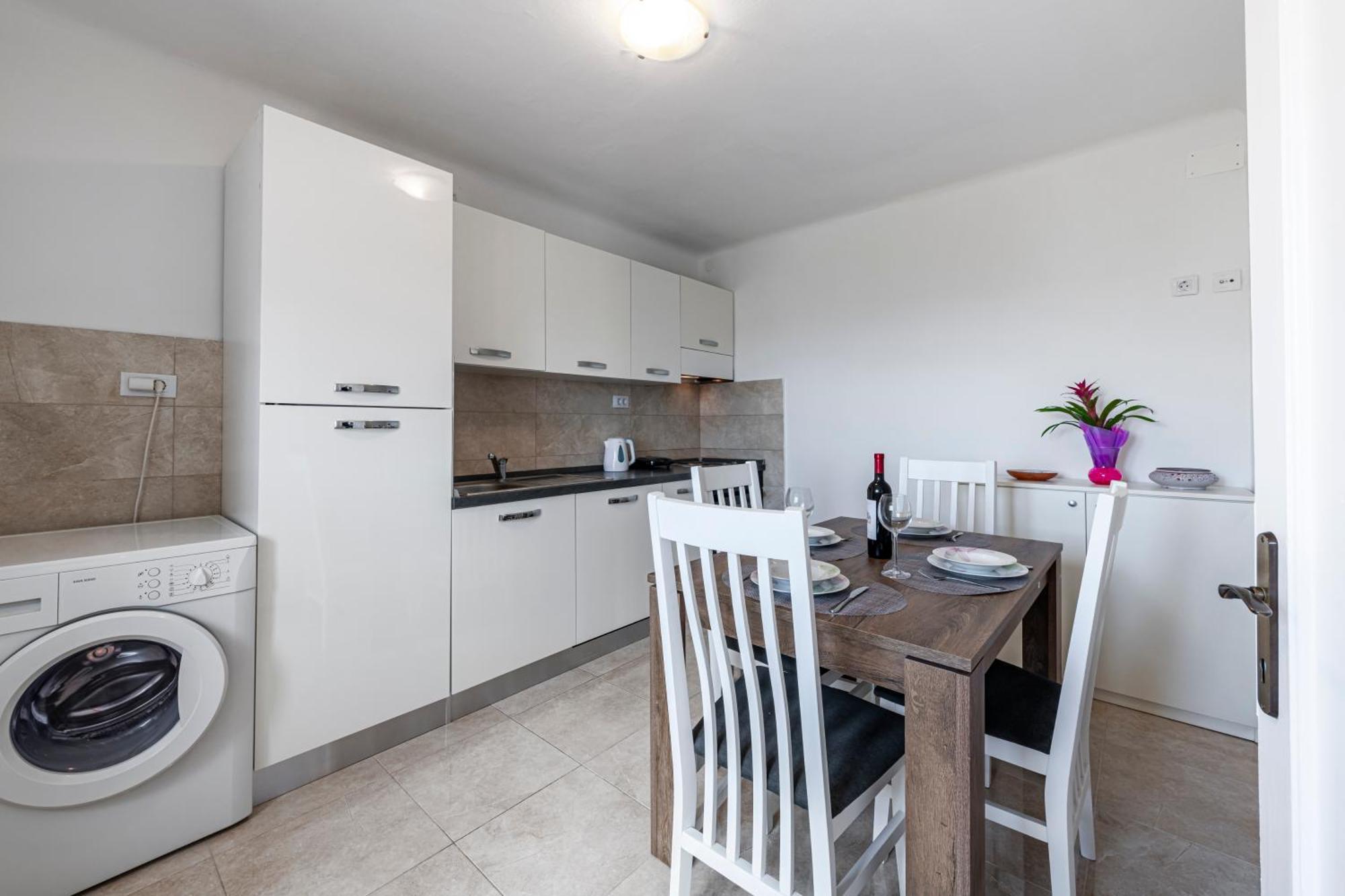 Viki Apartment *